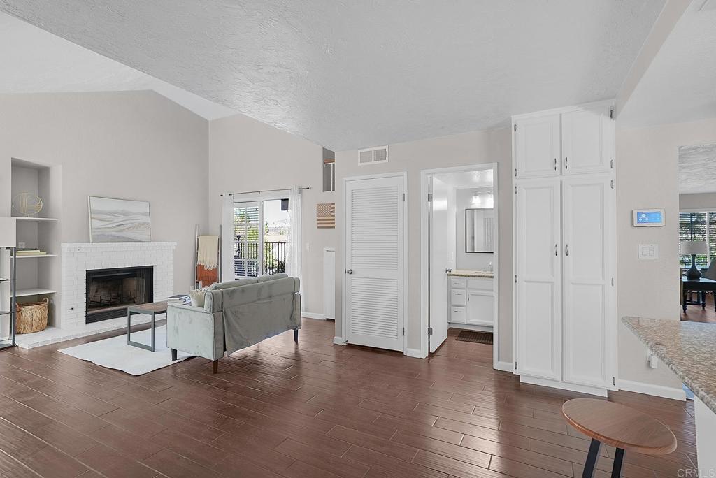https://media.crmls.org/mediaz/49fea11d-1fad-45a3-a159-30d33ba923b4.jpg?preset=X-Large