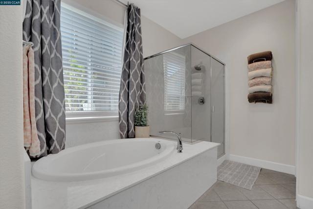 901 Goldfinch Cir, Vacaville CA: https://media.crmls.org/mediaz/49fefa03-d51c-48cc-8beb-9401acf624c1.jpg