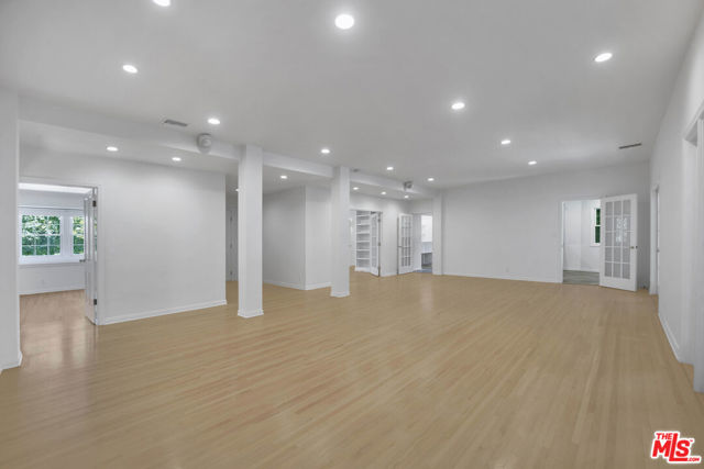 1231 Club View Drive, Los Angeles CA: https://media.crmls.org/mediaz/49ff9dc8-3108-4b3b-84b0-ee98e2fe93b1.jpg