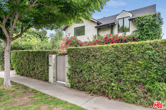 820 Huntley Drive West Hollywood, California Impressive newly rehabbed 3 bd, 3 bath in highly coveted Tri-West! Offering two town-house style units nestled behind gates and hedges for complete privacy. Enter through a tranquil courtyard to Your private 2 level designer home. Each unit just completed extensive remodeling including brand new hardwood floors, custom contemporary kitchen, stainless steel appliances, and all new bathrooms and fixtures. Open and light, each home presents excellent flow with a spacious 1828sf of living space, gas fireplace, large master bedroom with walk in closet, and more. The backyard comes with a custom pool and jacuzzi shared between the two residences. Perfectly situated steps to the best dining and shopping WEHO has to offer!