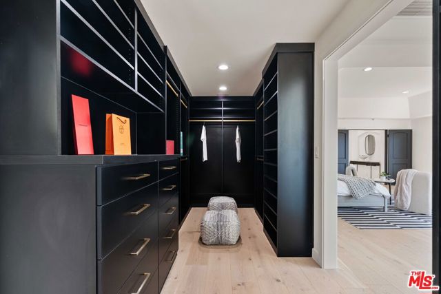 1648 Summitridge, Beverly Hills CA: https://media.crmls.org/mediaz/4a000f19-7aef-4015-9be4-852f5ff27373.jpg