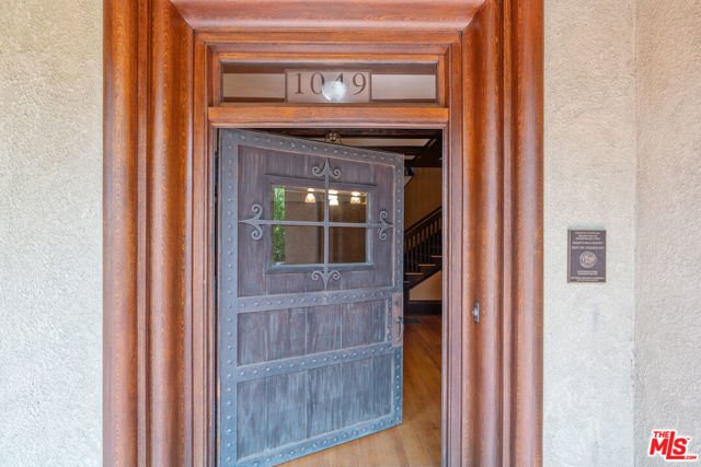 1049 Elden Avenue, Los Angeles CA: https://media.crmls.org/mediaz/4a0154c7-6e2a-484a-9219-102e0fa67812.jpg