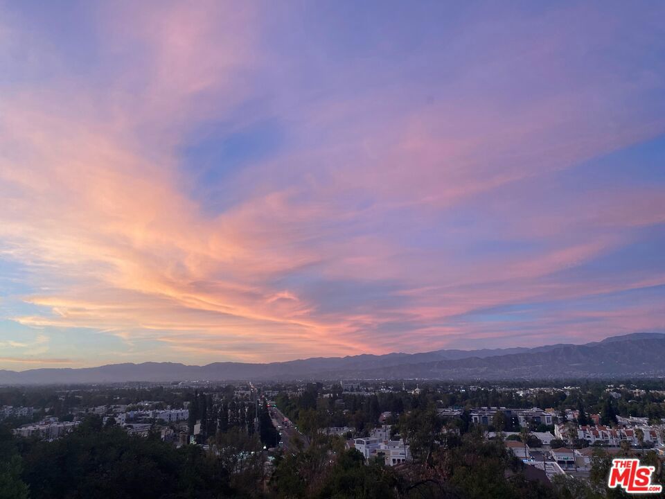 https://media.crmls.org/mediaz/4a017cd6-e0bf-4016-ae47-aba2a0c6059e.jpg?preset=X-Large