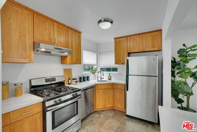 828 Hill Street, Santa Monica CA: https://media.crmls.org/mediaz/4a0202e4-de3e-4a3c-8384-5a75ebc05814.jpg
