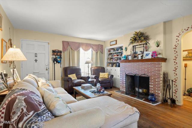 247 Douglas Avenue, Oxnard CA: https://media.crmls.org/mediaz/4a024920-3b6b-4d58-a8dd-f03c8da01804.jpg