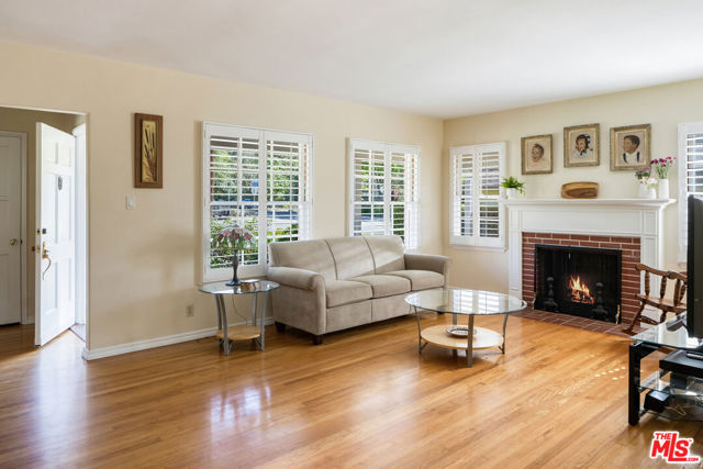 2426 New York Drive, Altadena CA: https://media.crmls.org/mediaz/4a02781b-440d-4bf3-8881-9e49ecdf6d97.jpg