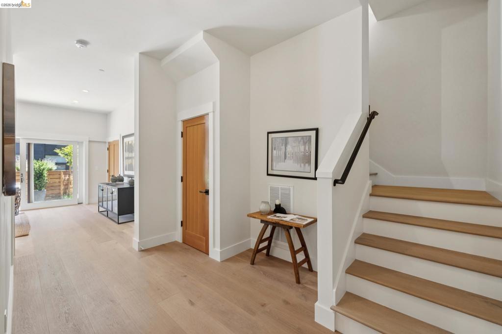 https://media.crmls.org/mediaz/4a033b2c-1fb5-411a-834b-75aa8aa40e7a.jpg?preset=X-Large