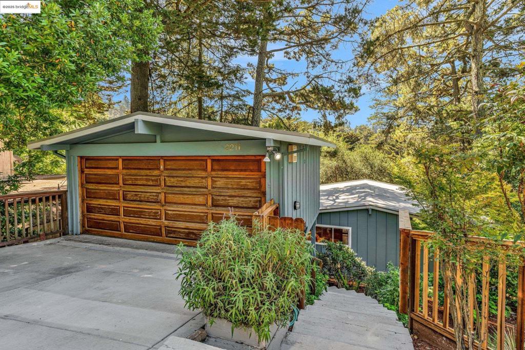 2211 Arrowhead Dr