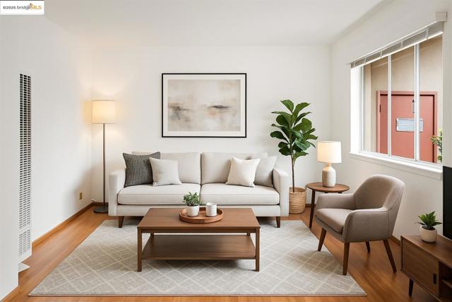 3802 Shafter Ave, Oakland CA: https://media.crmls.org/mediaz/4a035c42-34be-46b6-920d-488dfe2056a7.jpg