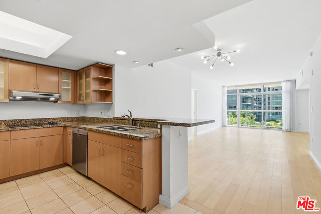 13700 Marina Pointe Drive, 630 photo 2