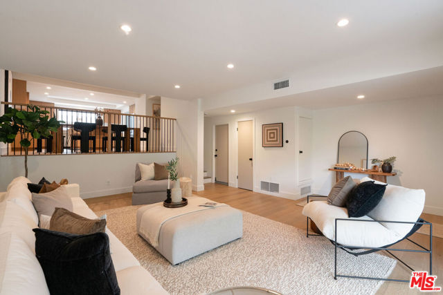 13245 Fiji Way, Marina del Rey CA: https://media.crmls.org/mediaz/4a043b3b-6188-4a8c-a539-47d733d72b78.jpg