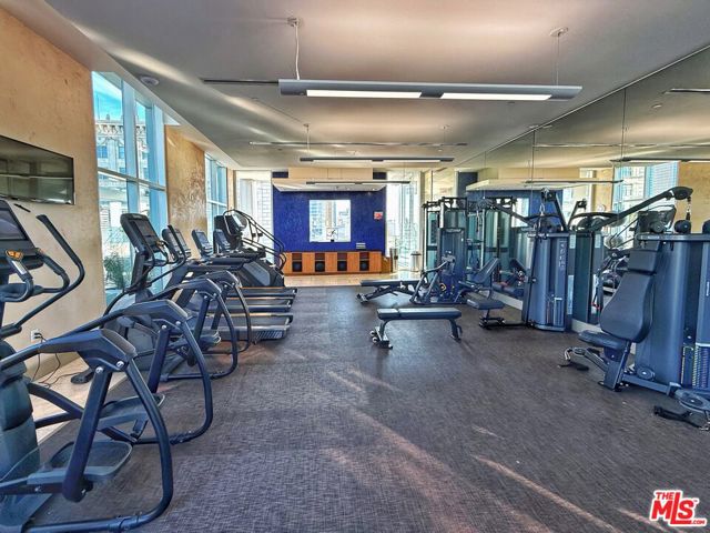 717 W Olympic Boulevard, Los Angeles CA: https://media.crmls.org/mediaz/4a050557-f3e2-4a08-adc7-09d540ed255d.jpg