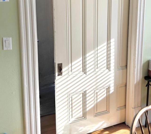 1822 San Antonio Ave, Alameda CA: https://media.crmls.org/mediaz/4a05e5e8-b046-4593-b3e7-8421e296fef9.jpg