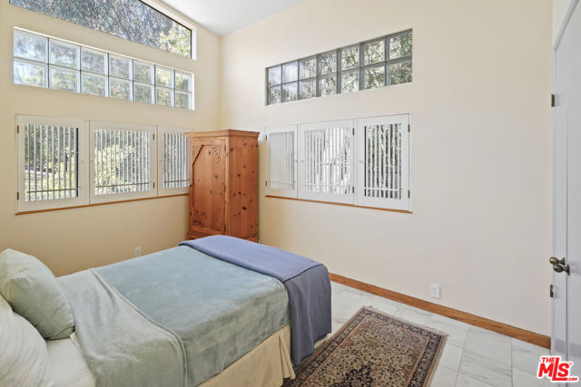 28828 Selfridge Dr, Malibu CA: https://media.crmls.org/mediaz/4a06a6ca-009a-4bba-83fc-9b4fe82a3eb1.jpg