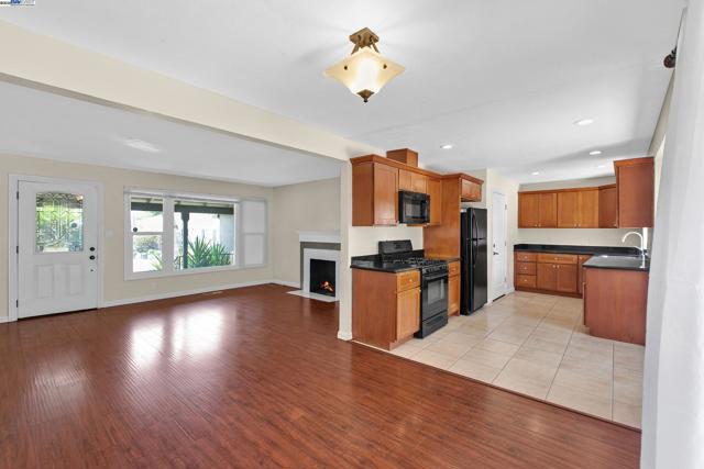 22013 Queen St, Castro Valley CA: https://media.crmls.org/mediaz/4a06cf92-b929-464c-af35-7ed78c5ff495.jpg