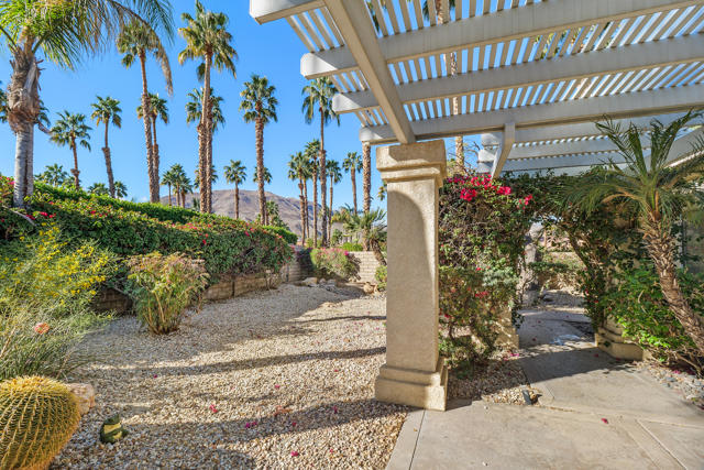 2 Vistara Drive, Rancho Mirage CA: https://media.crmls.org/mediaz/4a06ddd2-b344-481b-be1d-9f3fe16e62e5.jpg