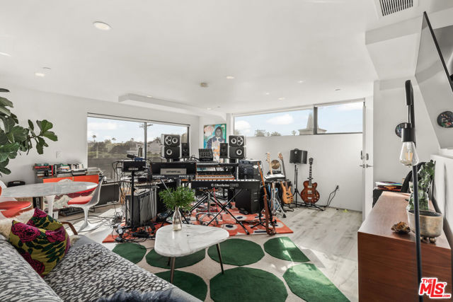 407 Rialto Avenue, Venice CA: https://media.crmls.org/mediaz/4a06f697-e22a-473f-8658-1ceae2113bb1.jpg
