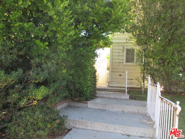 519 Raleigh Street, E photo 3