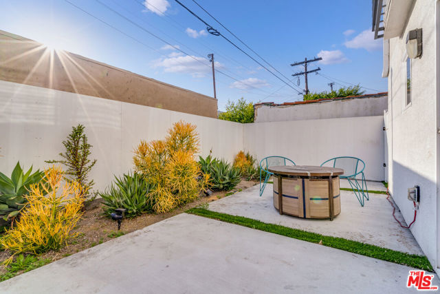 2627 Somerset Drive, Los Angeles CA: https://media.crmls.org/mediaz/4a079de8-d3c4-4a76-9c77-2a7187508130.jpg