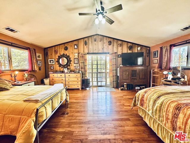 539 Lakewood Lane, Big Bear CA: https://media.crmls.org/mediaz/4a086412-cdea-41da-a079-a1d6eb1db2cd.jpg