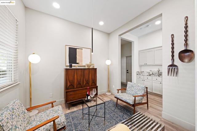 881 Inverness Ln, Brentwood CA: https://media.crmls.org/mediaz/4a08a225-ba80-44d6-844c-5f9484574995.jpg