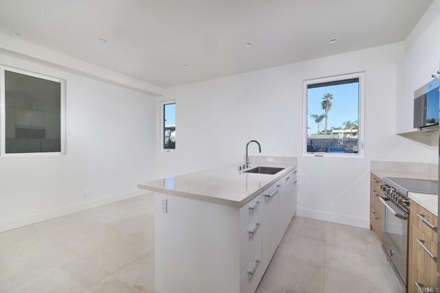 Detail Gallery Image 8 of 12 For 3903 Haines, San Diego,  CA 92109 - 5 Beds | 5 Baths