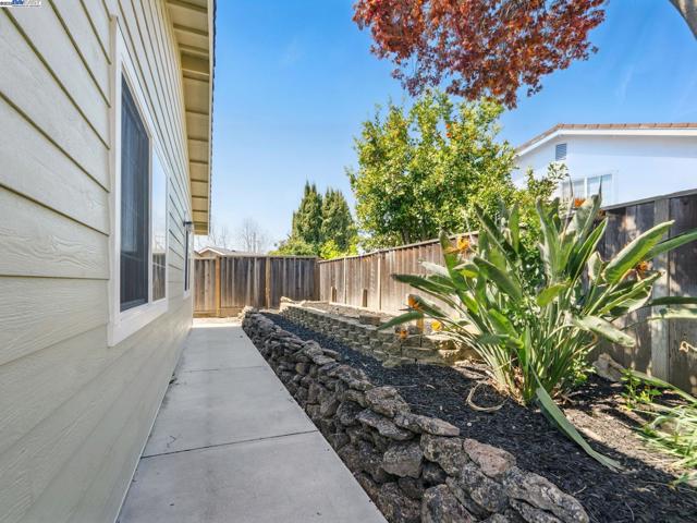 33537 Bardolph Cir, Fremont CA: https://media.crmls.org/mediaz/4a09b796-93e2-4477-8346-c8a4b55fabc5.jpg