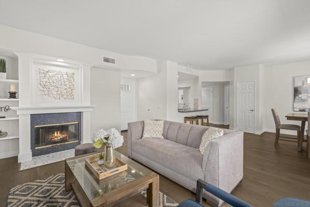 8595 Via Mallorca, La Jolla CA: https://media.crmls.org/mediaz/4a0a0fee-0fb6-4715-9e9f-73ff938fbf6b.jpg