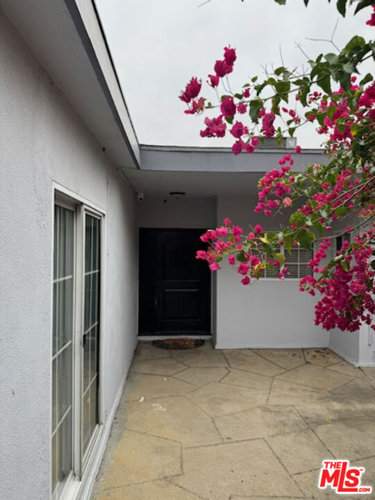 2266 Ronda Vista Drive, Los Angeles CA: https://media.crmls.org/mediaz/4a0aae72-33e7-4eb9-955e-290a396baed5.jpg
