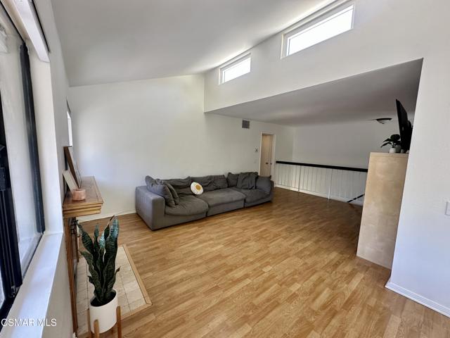 6459 Stoney View Lane, Simi Valley CA: https://media.crmls.org/mediaz/4a0b85b9-40c8-4bd4-899e-64cd102197c4.jpg