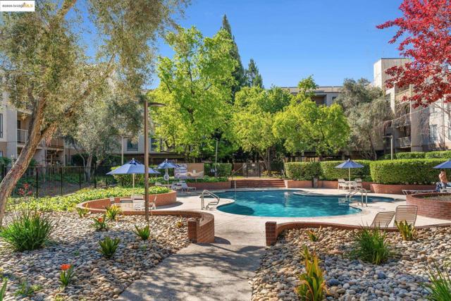 470 N N Civic Drive, Walnut Creek CA: https://media.crmls.org/mediaz/4a0bf343-b0c4-4d0c-a804-622fd300636d.jpg