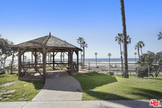2101 Ocean Avenue, Santa Monica CA: https://media.crmls.org/mediaz/4a0c19ef-71b3-42bc-8266-366e7990278e.jpg