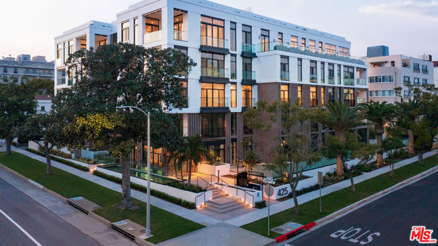 425 N Palm Drive, Beverly Hills CA: https://media.crmls.org/mediaz/4a0e6362-e98e-4a62-9539-9df9b9789121.jpg