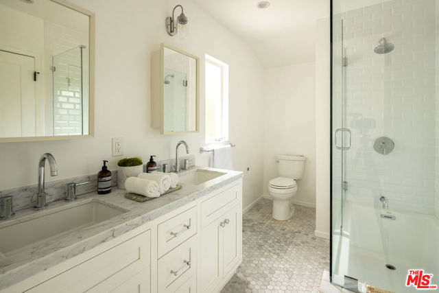 4039 Fairway Boulevard, View Park CA: https://media.crmls.org/mediaz/4a0eb097-8c72-486c-b187-b660c74c25ab.jpg