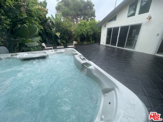 425 Sunridge Street, Playa del Rey CA: https://media.crmls.org/mediaz/4a0f8653-7ae8-4d36-b0f2-2e577cf52550.jpg