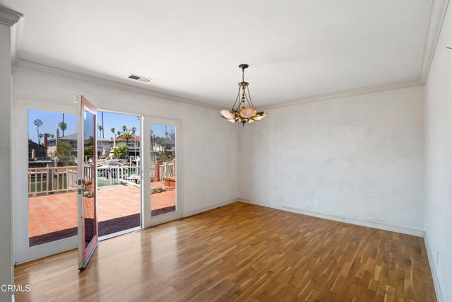 2851 Seahorse Avenue, Ventura CA: https://media.crmls.org/mediaz/4a0f89d0-841c-4577-83db-f6da29940363.jpg