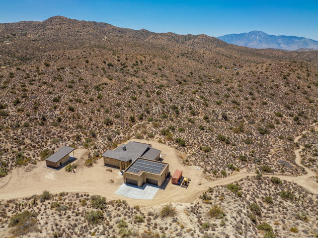 7852 Pinon Drive, Yucca Valley CA: https://media.crmls.org/mediaz/4a0fb2db-b0c0-4cf2-8ed5-ecd72f4b6df2.jpg