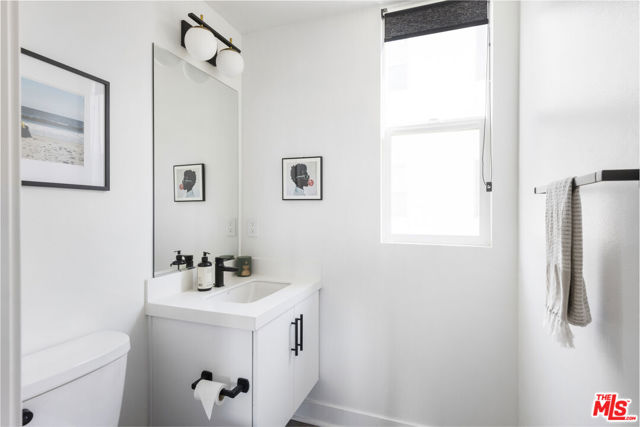 1417 N Lincoln Lane, Los Angeles CA: https://media.crmls.org/mediaz/4a1022d6-298d-4a4b-81e9-9a9c512178e8.jpg