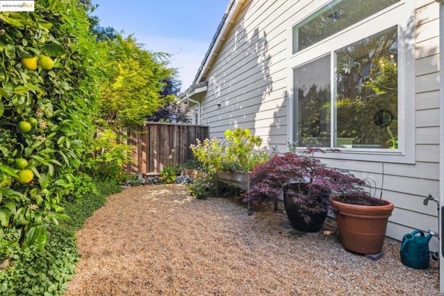 26 Farallon Ct, Richmond CA: https://media.crmls.org/mediaz/4a10e756-19aa-4387-a33d-914e1c145c90.jpg