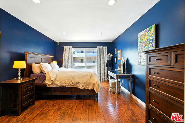 12955 Riverside Drive, Sherman Oaks CA: https://media.crmls.org/mediaz/4a117507-558f-4ecb-983b-2f2aca7fda96.jpg