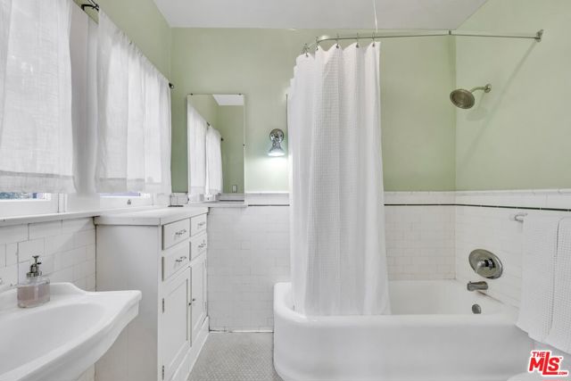 1709 Buckingham Road, Los Angeles CA: https://media.crmls.org/mediaz/4a11be44-318c-40da-a2b9-24e432872a33.jpg