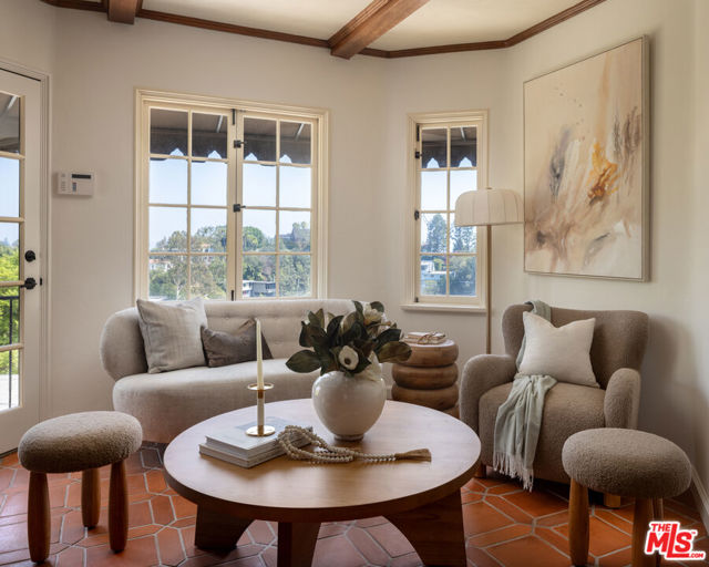 2311 Alto Oak Drive, Los Angeles CA: https://media.crmls.org/mediaz/4a123784-d27b-4d09-b22c-237276913849.jpg