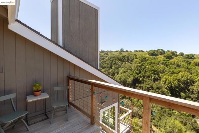 10353 Royal Oak Rd, Oakland CA: https://media.crmls.org/mediaz/4a1307e5-9c4b-4d26-b4c8-34668aca12d3.jpg