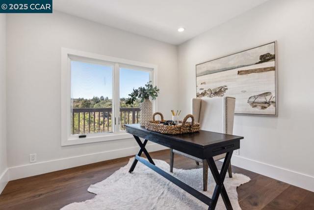 625 Sky Hy Cir, Lafayette CA: https://media.crmls.org/mediaz/4a1334a7-2647-4b98-bcf2-e84ef6d51744.jpg