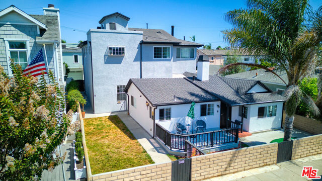 308 13th Street, Seal Beach CA: https://media.crmls.org/mediaz/4a133e11-22cb-4c1c-966c-7024383d13ee.jpg