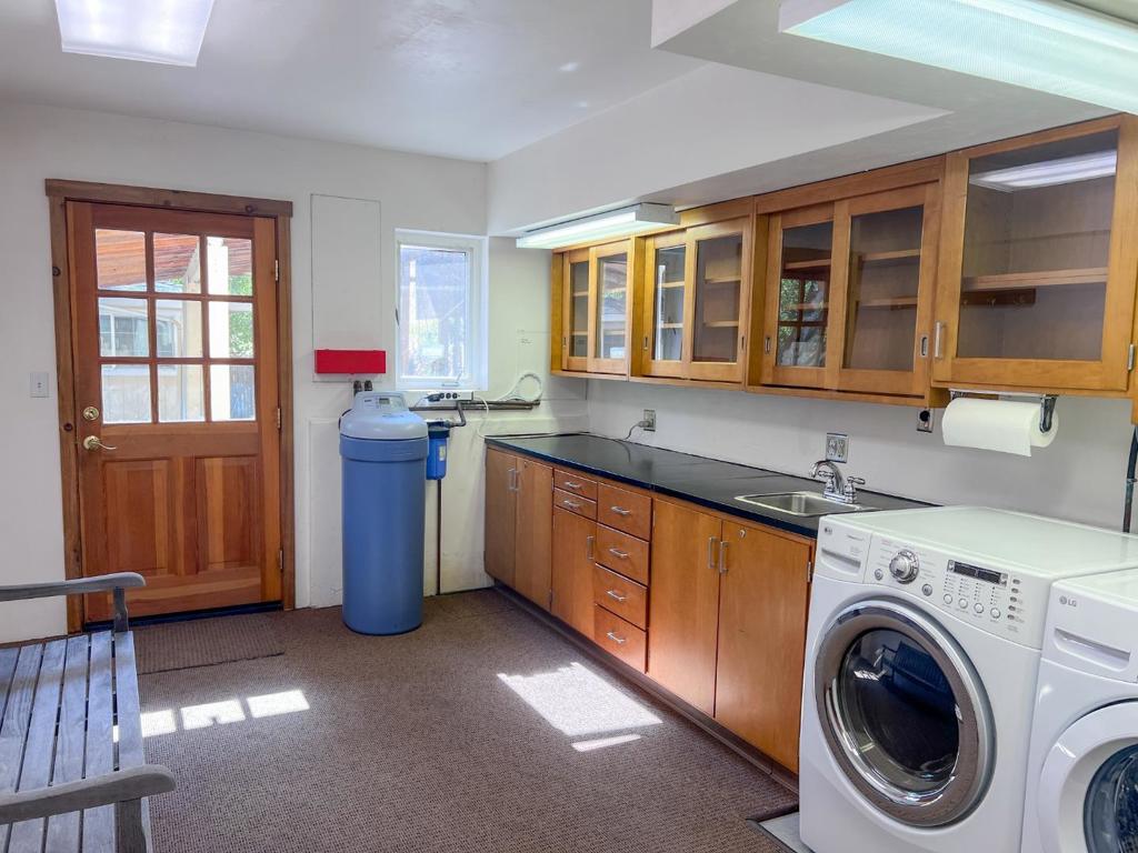 https://media.crmls.org/mediaz/4a13db62-feeb-408c-a018-ea0424868f0f.jpg?preset=X-Large