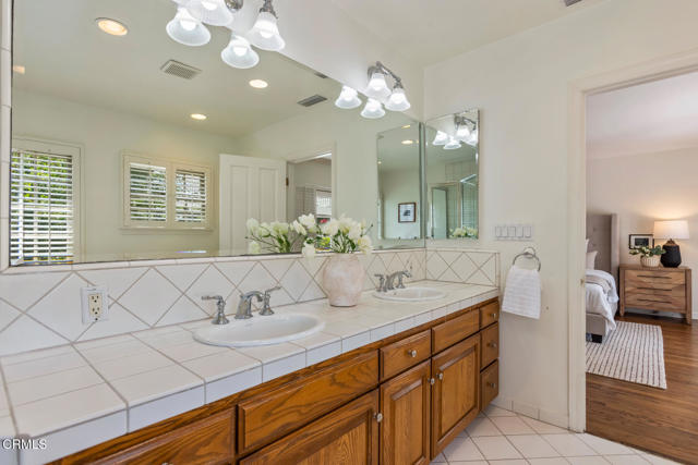 4650 Encinas Drive, La Canada Flintridge CA: https://media.crmls.org/mediaz/4a141877-5067-4ff7-a0f9-0f9f1c32b741.jpg
