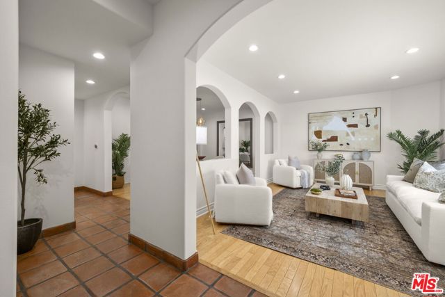 640 N Sweetzer Avenue, Los Angeles CA: https://media.crmls.org/mediaz/4a142337-a242-48cf-a317-9af9bb9b5321.jpg