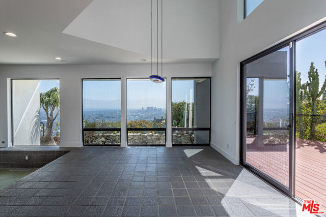 8424 Grand View Drive, Los Angeles CA: https://media.crmls.org/mediaz/4a14781a-9af2-4224-bac7-3ff99844aa1c.jpg