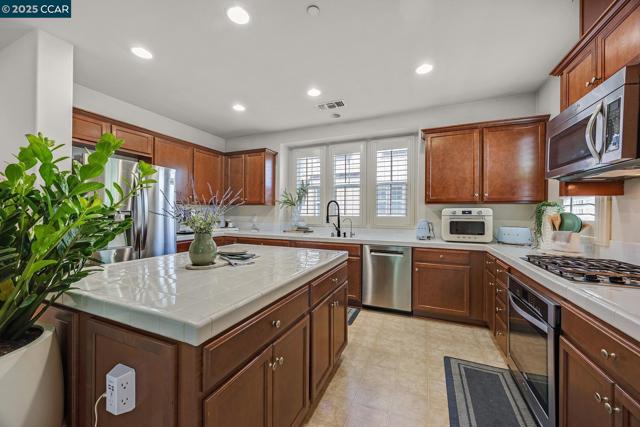 6939 Mariposa Cir, Dublin CA: https://media.crmls.org/mediaz/4a14b061-6e70-417e-8a3c-23460103b3aa.jpg
